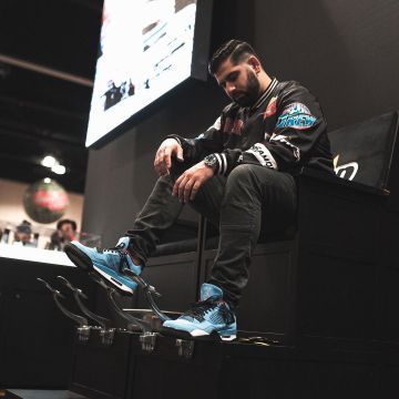 The jacket supreme Nike/NBA Teams in the black range by Qias Omar on his account Instagram