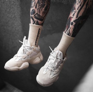 El par de Adidas Yeezy Desert Rat 500 Blush usado por Igro Tepliakov en su publicación de Instagram