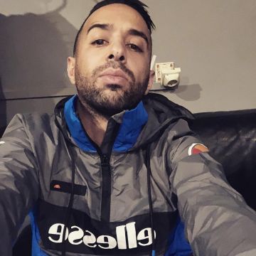 la veste El­lesse Coupe Vent Ion Gris An­thra­cite Bleu Ma­rine vue sur le compte Instagram de Naps