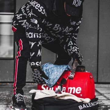 La chaqueta de plumas North Face x Supreme que lleva el influencer Max "munich_style" en su Instagram