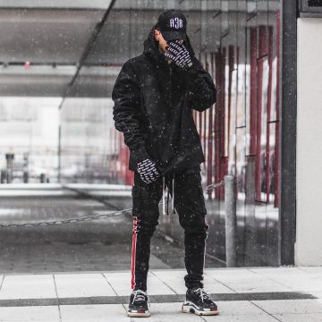 Las zapatillas negras Balenciaga 3S Bred del influencer Max "munich_style" bajo la nieve en su Instagram