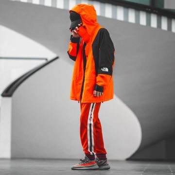 El abrigo naranja north face que lleva el influencer Max "munich_style" en su Instagram