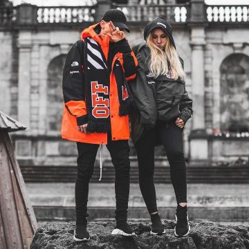 El abrigo "power orange" de Supreme x North Face que lleva el influencer Max "munich_style" en su Instagram