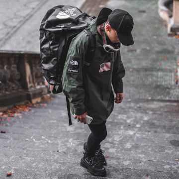 El bolso de lona negro Supreme x TNF que lleva el influencer Max "munich_style" en su Instagram