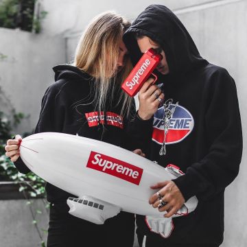 El globo inflable Supreme que lleva el influencer Max "munich_style" en su Instagram