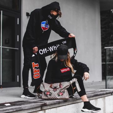 La glamorosa sudadera con capucha negra Supreme que lleva el influencer Max "munich_style" en su Instagram