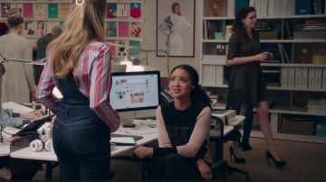 El jersey asimétrico negro y nude de Kat (Aisha Dee) en The Bold Type S02E03