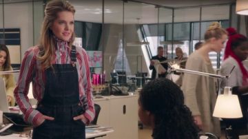 Mono azul oscuro usado por Sutton (Meghan Fahy) en The Bold Type S02E03