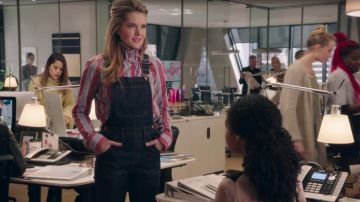 Top de rayas azules y rojas de cuello alto usado por Sutton (Meghan Fahy) en The Bold Type S02E03