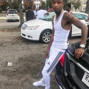 21 Zapatillas blancas Adidas Pharrell Williams HU de Savage en blanco respaldadas por un coche en Instagram