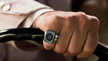 La chevalière avec gravure JG portée par Jay Gatsby (Leonardo DiCaprio) dans The Great Gatsby