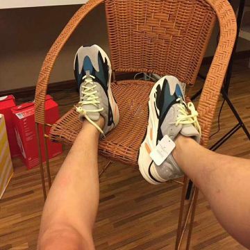 Les Adidas Yeezy Wave Runner 700 sur le compte Instagram de @blackmarkicks