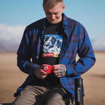 Le thermos noir Supreme que porte l'influenceur et youtubeur Willy Iffland sur son Instagram