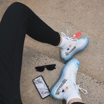 El par de Nike x Off White Converse Chuck Taylor Virgil Abloh Los 10 Diez que Ivana pina lleva en su post de Instagram