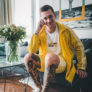 La veste jaune Adidas Beckenbauer que porte l'influenceur et youtubeur Willy Iffland sur son Instagram