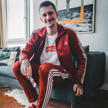 La veste Adidas Beckenbauer rouge que porte l'influenceur et youtubeur Willy Iffland sur son Instagram