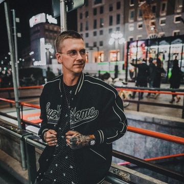 Le t-shirt à manches longues Supreme x Playboy que porte l'influenceur et youtubeur Willy Iffland sur son Instagram