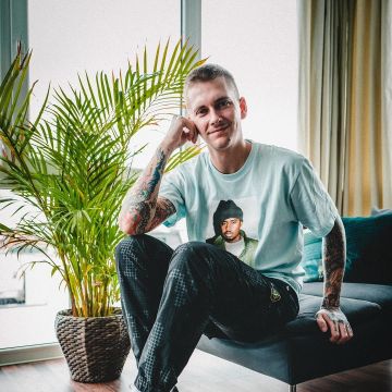 Le t-shirt bleu pale Supreme Nas que porte l'influenceur et youtubeur Willy Iffland sur son Instagram