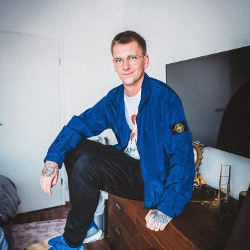 La veste Supreme x Stone Island bleue que porte l'influenceur Willy Iffland sur son Instagram