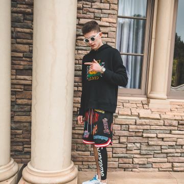 Los pantalones cortos negros de supreme NBA que lleva el influencer Blake Linder en su Instagram