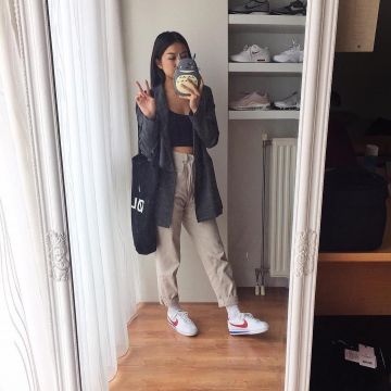 The tan pants on the account Instagram @elliqa