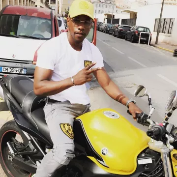 Le tee-shirt blanc avec écusson d'Elams sur son compte Instagram