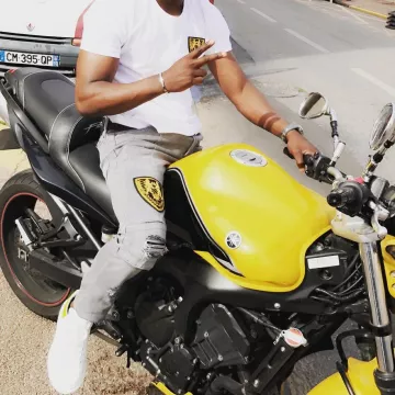 Zapatillas blancas con detalle amarillo Alexander Mcqueen de Elams en su cuenta de Instagram