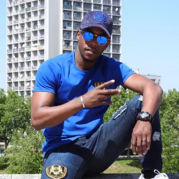 Le tee-shirt bleu avec écusson d'Elams sur son compte Instagram