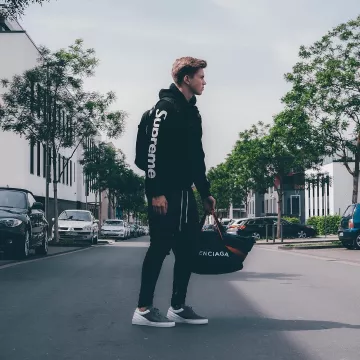 Le sweat noir Supreme sideline que porte l'influenceur Nicholas "rebxlll" sur son Instagram