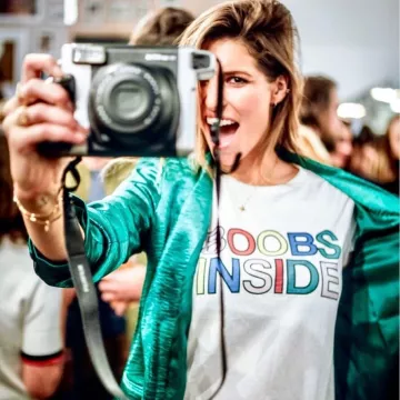 The green jacket of Laury Thilleman on his account Instagram