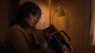 The camera JVC VHS red by Joyce Byers (Winona Ryder) in Stranger Things