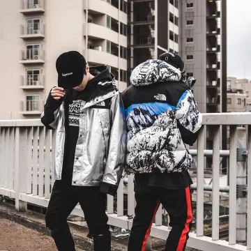 El abrigo Supreme TNF Baltoro que lleva el influencer japonés Ballin Jp en su Instagram