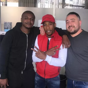 La gorra roja de Balenciaga que lleva Elams en su cuenta de Instagram