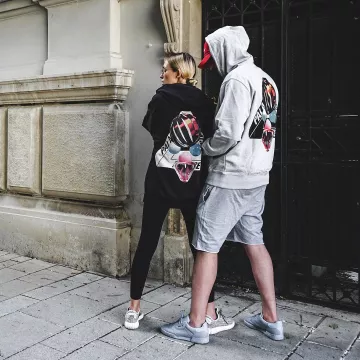 Le hoodie Palace Sans Ferg noir que porte la femme de l'influenceur Mux Jasper sur son Instagram