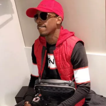 La gorra roja de Balenciaga que lleva Elams en una publicación de Instagram