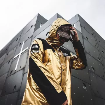 La Parka Supreme dorada que luce el influencer Mux Jasper en su Instagram