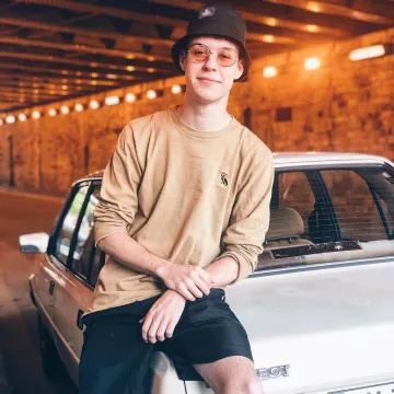 The sweater with beige OWL OVO by Drake covered by Seb the fries landed on a car on Instagram