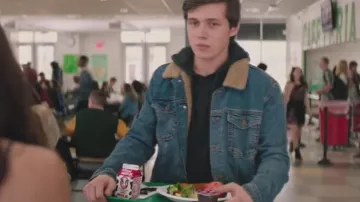 La veste en jean de Simon Spier (Nick Robinson) dans Love, Simon