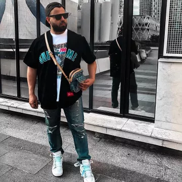 La camiseta negra de béisbol que lleva el influencer Ryan Murad en su Instagram