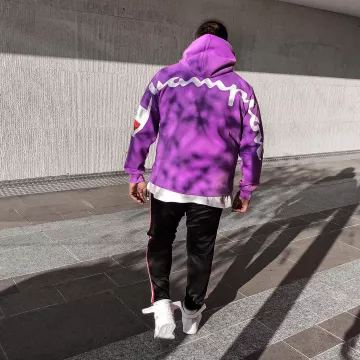 La sudadera con capucha Champion morada que lleva el influencer Ryan Murad en su Instagram