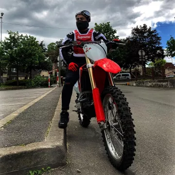 La chaqueta de seguridad roja que lleva el influencer Ryan Murad en su Instagram