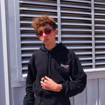 La sudadera negra balenciaga que lleva Lythan Cottaz en Instagram