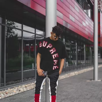 Le t-shirt Supreme noir gradient que porte l'influenceur Ishan Lad sur son Instagram