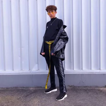 The black Pants Kappa that door Lythan Cottaz on his post Instagram