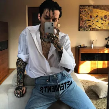 Le jean VETEMENTS X Levi's® porté par Gaspard Dal sur le compte Instagram de la marque VETEMENTS