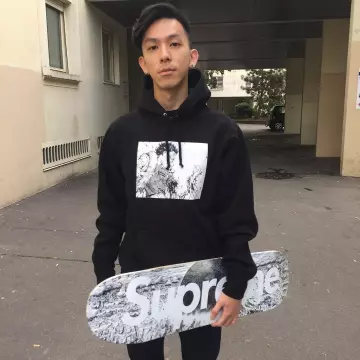 The skate Supreme Akira wears the influencer Yung Kevin on his