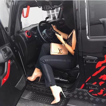 Las bombas beige en cuero barnizado Louboutin vistas en la cuenta de Instagram de wizz K7