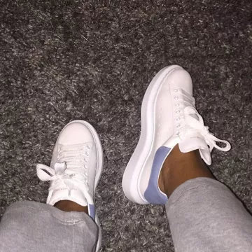 Las sneakers blancas Mc Queen vistas en la cuenta de Instagram de Wiss K7