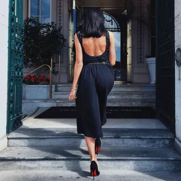 Bombas negras barnizadas Louboutin vistas en la cuenta de Instagram de Wiss K7