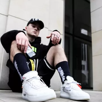 Le sweat noir Supreme que porte l'influenceur Eric Trocha sur son Instagram